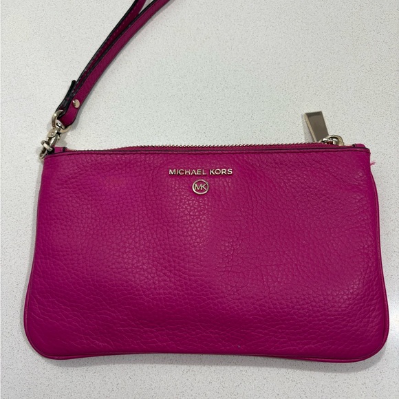 Michael Kors Fuchsia Leather Wristlet EUC - Picture 1 of 4